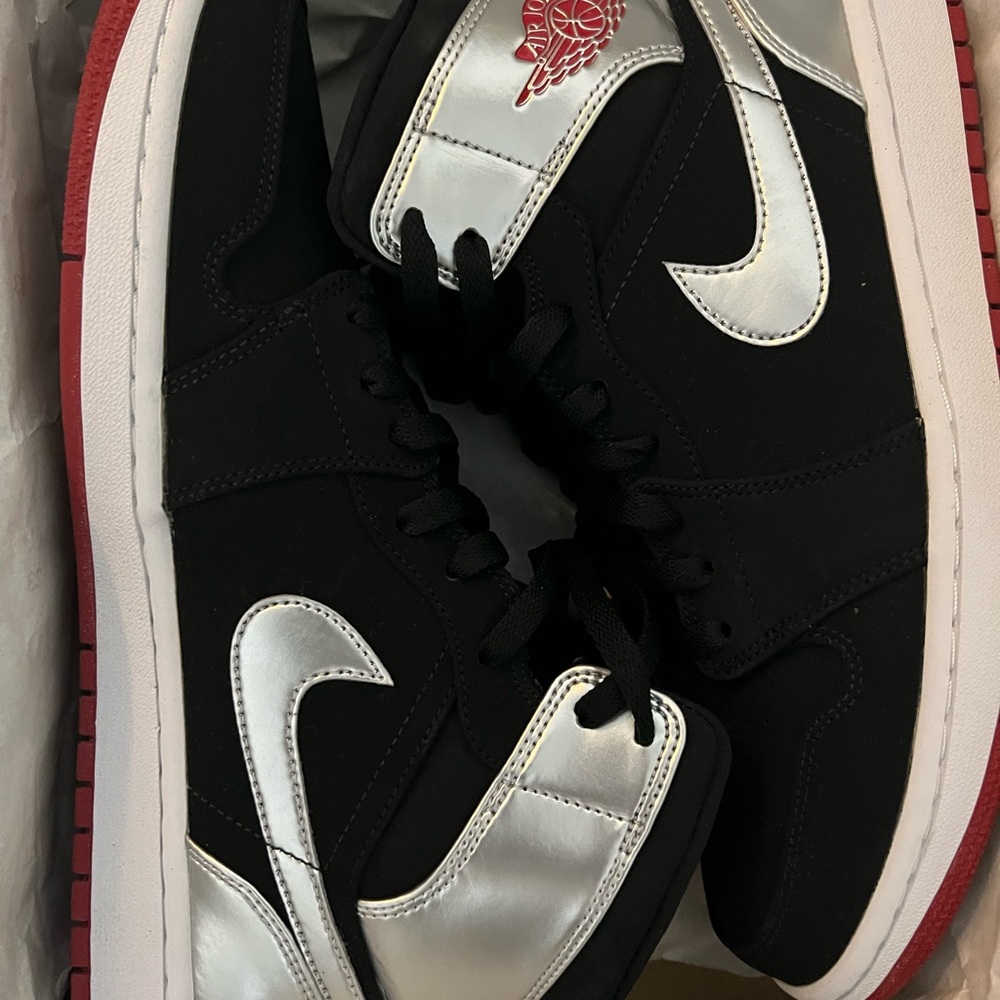 Jordan Air 1 Mid Black Gym Red Metallic Silver - Picture 2 of 3